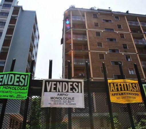 cartelli con case in vendita