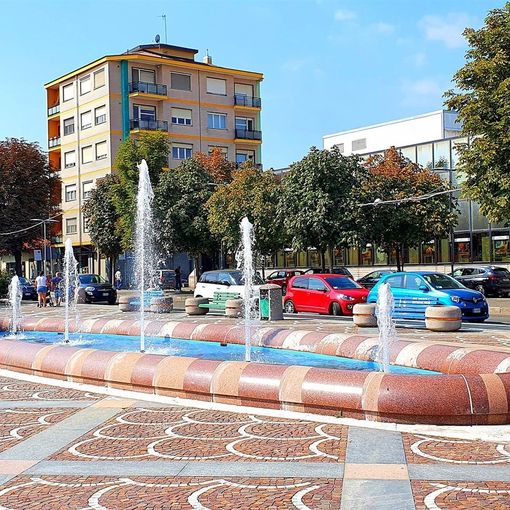 fontana al centro di una piazza