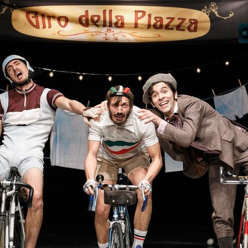 attori travestiti da ciclisti