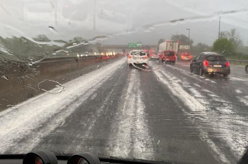 Grandinata sulla tangenziale Nord di Torino, all'uscita per Caselle. Foto di Valentina Vassia pubblicata dalla pagina FB "Centro Meteo Piemonte" Grandinata sulla tangenziale Nord di Torino, all'uscita per Caselle. Foto di Valentina Vassia pubblicata dalla pagina FB "Centro Meteo Piemonte"