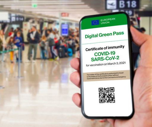 persona che regge un green pass