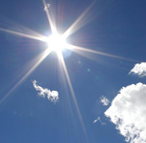 Sole con nuvole e cielo azzurro