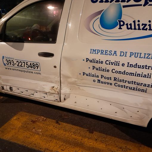 In foto, il furgone urtato e danneggiato dalla Golf
