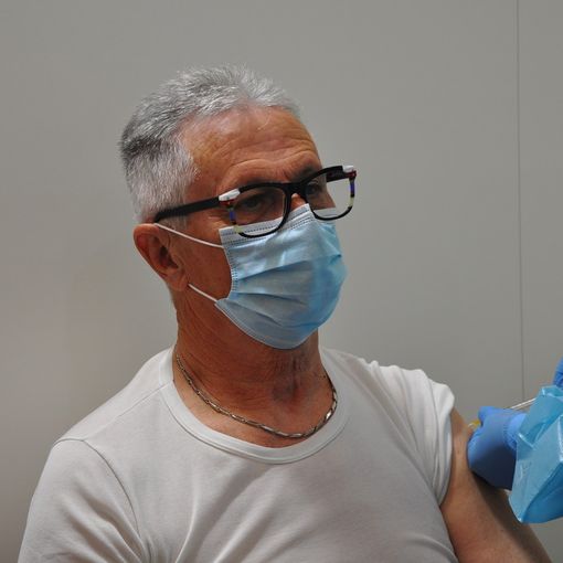 Covid, 18.828 vaccinati oggi, tra cui 12.679 terze dosi. Aumentano i focolai nelle scuole