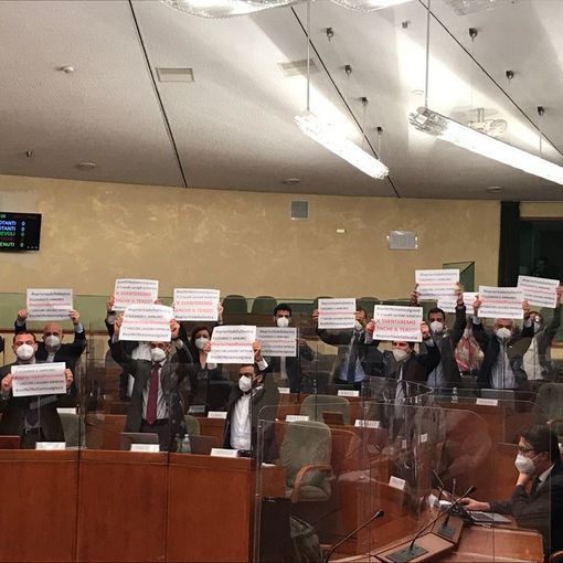 Gioco d'azzardo, iniziata in aula la discussione della nuova legge. Ostruzionismo a oltranza e proteste delle opposizioni