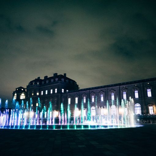 Reggia di Venaria di notte con fontana accesa