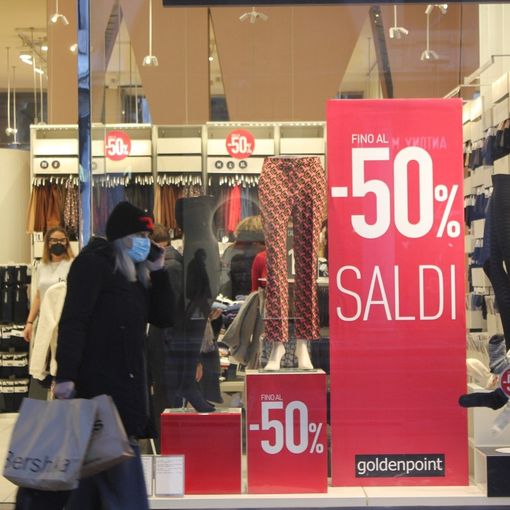 Covid e basse aspettative, la lenta partenza dei saldi a Torino: la speranza è l’Epifania [FOTO]