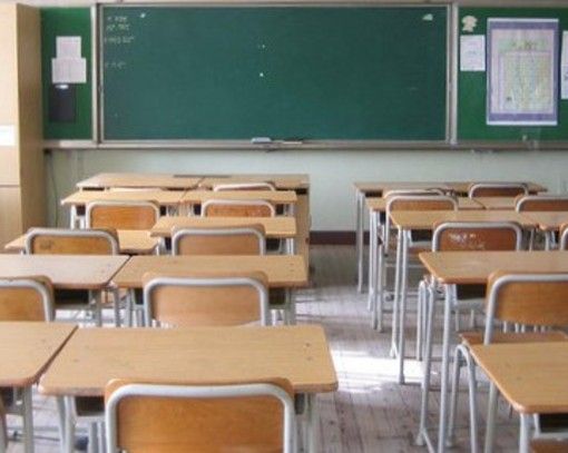 aula con banchi vuoti a scuola