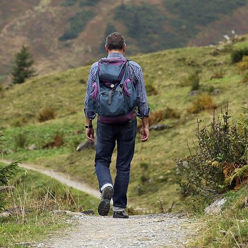 uomo che fa trekking in montagna