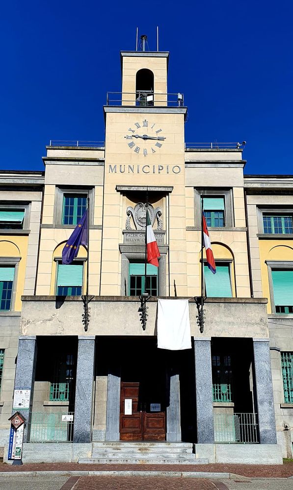 Lo striscione esposto sul municipio di Venaria Lo striscione esposto sul municipio di Venaria