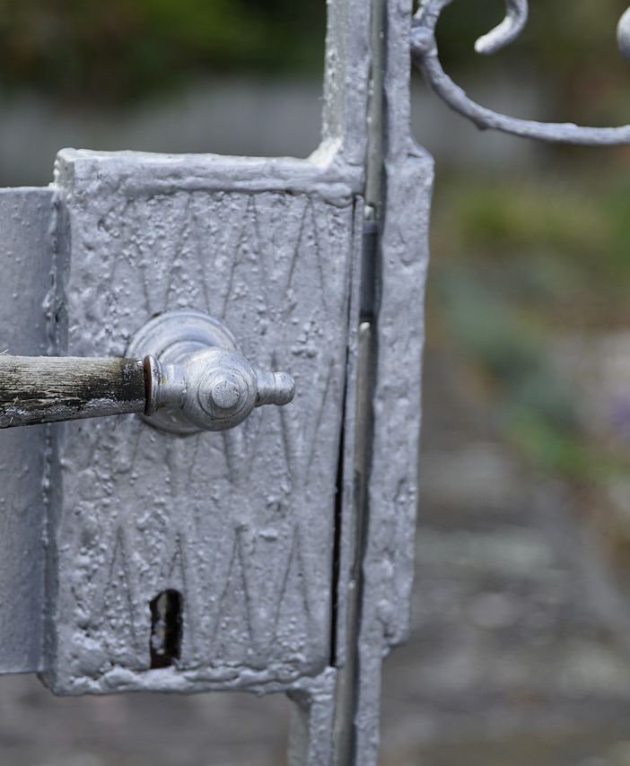Servitù in condominio: chi paga le spese del cancello?