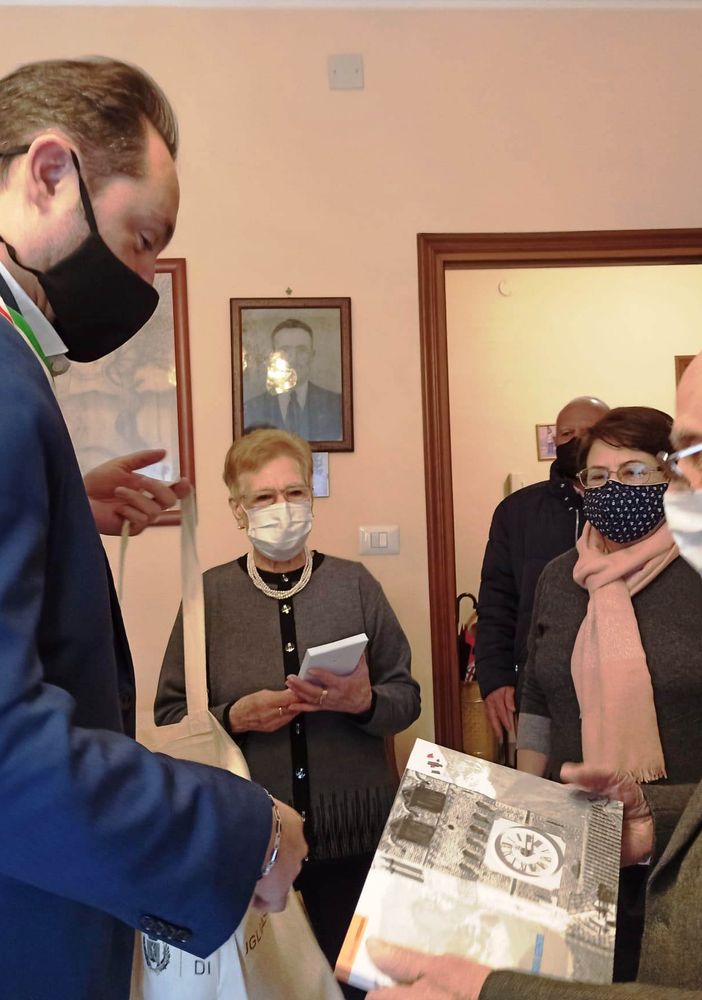Tante persone insieme per festeggiare una ricorrenza
