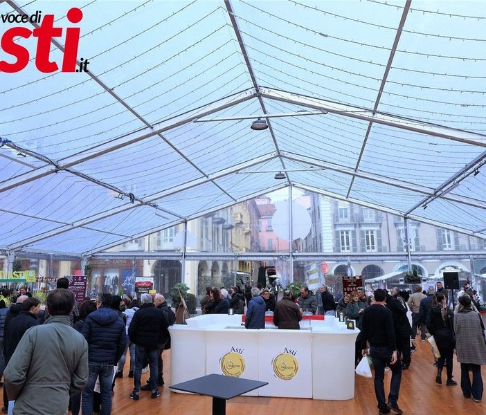 La tensostruttura che ospiterà la Fiera del tartufo di Asti. Scatti realizzati da Merfephoto-Efrem Zanchettin.