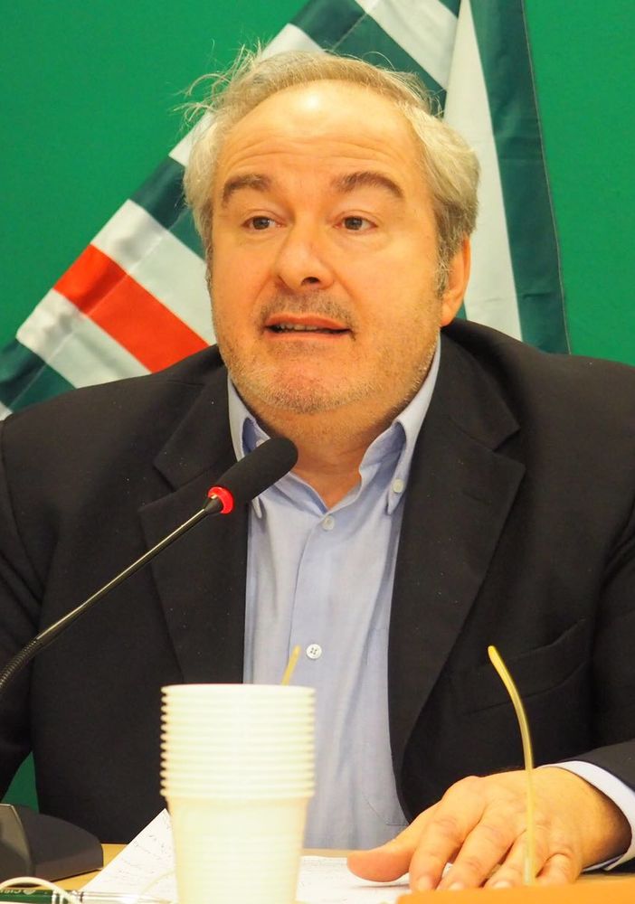 Alessio Ferraris mentre parla a un convegno