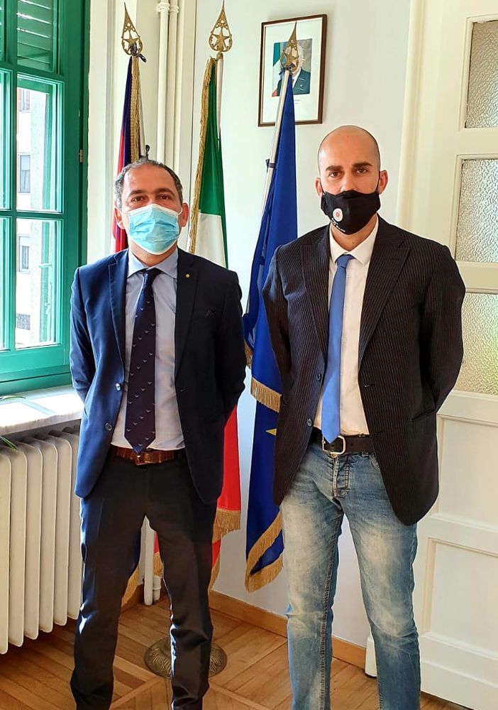Due persone in posa per una foto