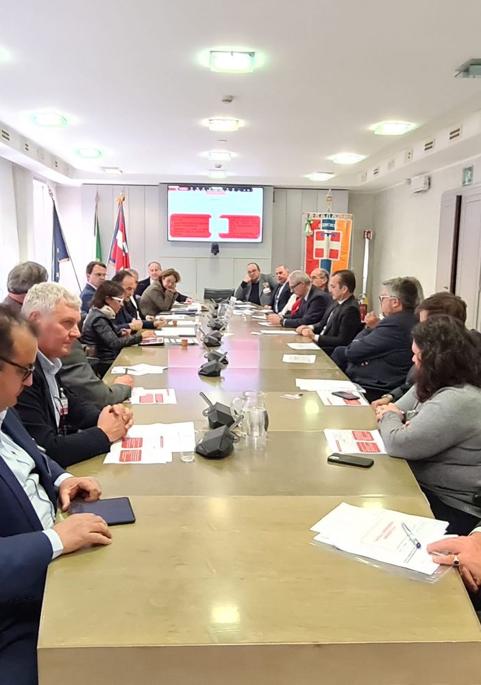 tavolo di confronto tra politica ed economia