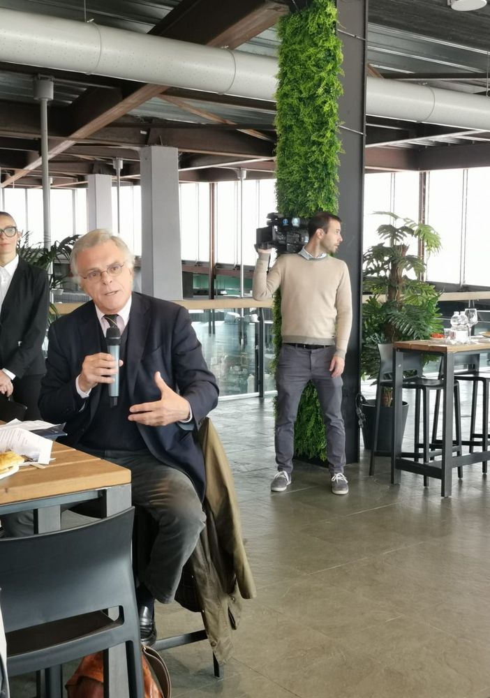 Intervento in una discussione in sala