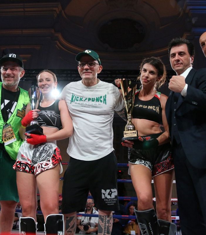 Scontro sul ring tra due atlete di kick &amp; punch