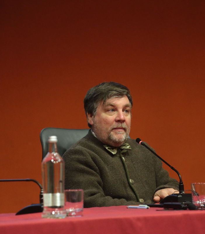 Uomo seduto in primo piano