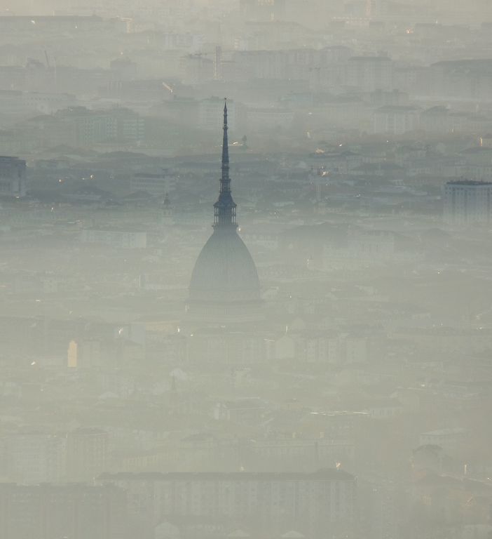Torino e la Mole avvolte dalla nebbia