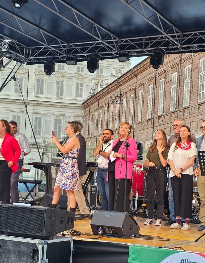 palco con persone in piazza Castello