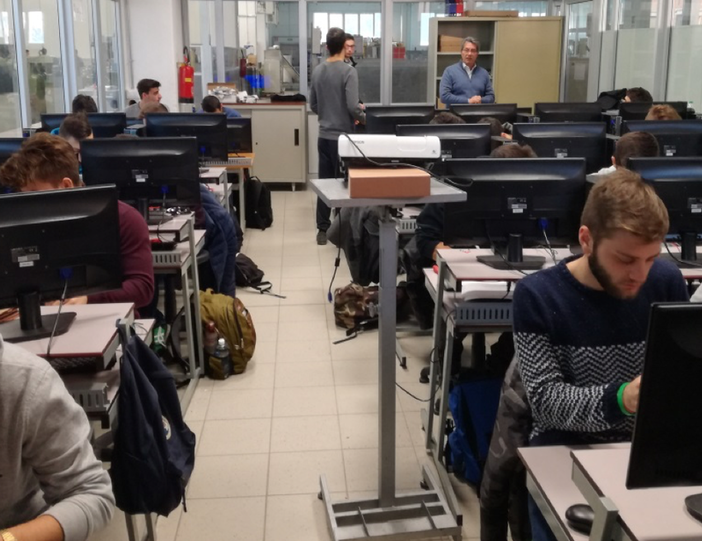 studenti al lavoro in azienda
