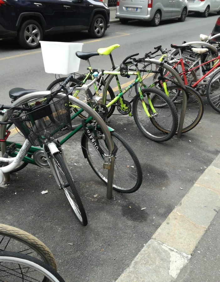 biciclette legati agli stalli