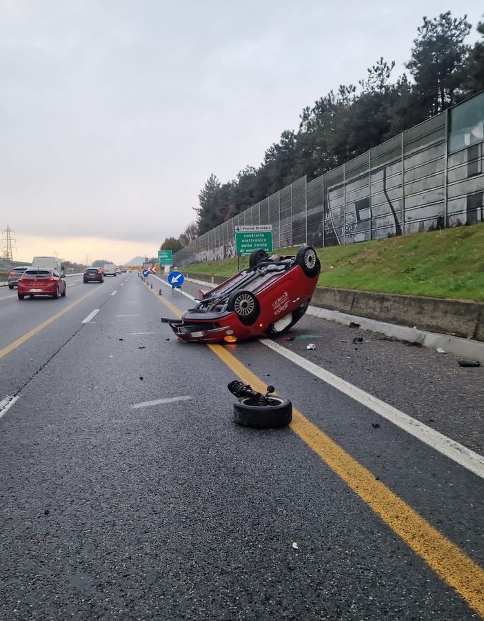 Auto ribaltata in tangenziale nord a Collegno: traffico rallentato