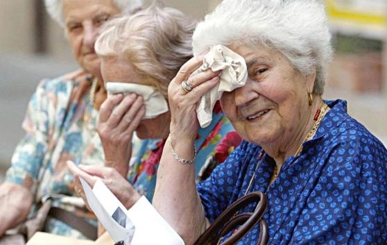 persone anziane che hanno caldo