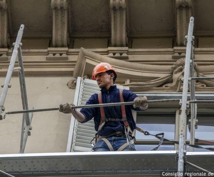 cantiere edile con operaio