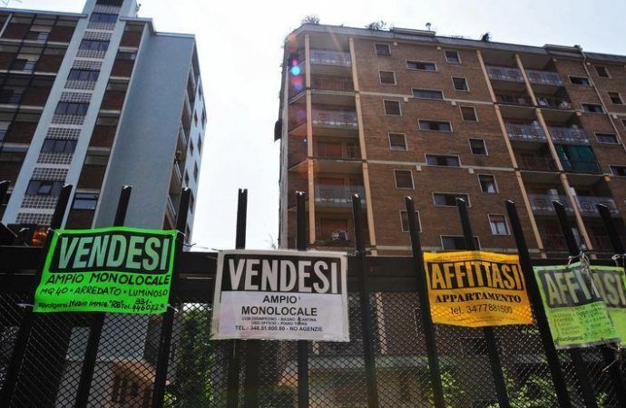 cartelli con scritto vendesi