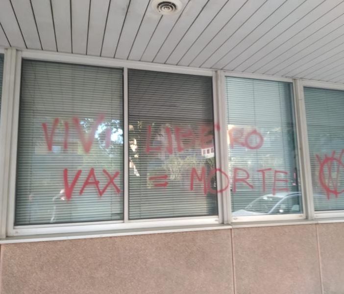 Collegno, vandalizzata la sede della Camera del Lavoro: era già successo alla Fiom di Torino [FOTO]
