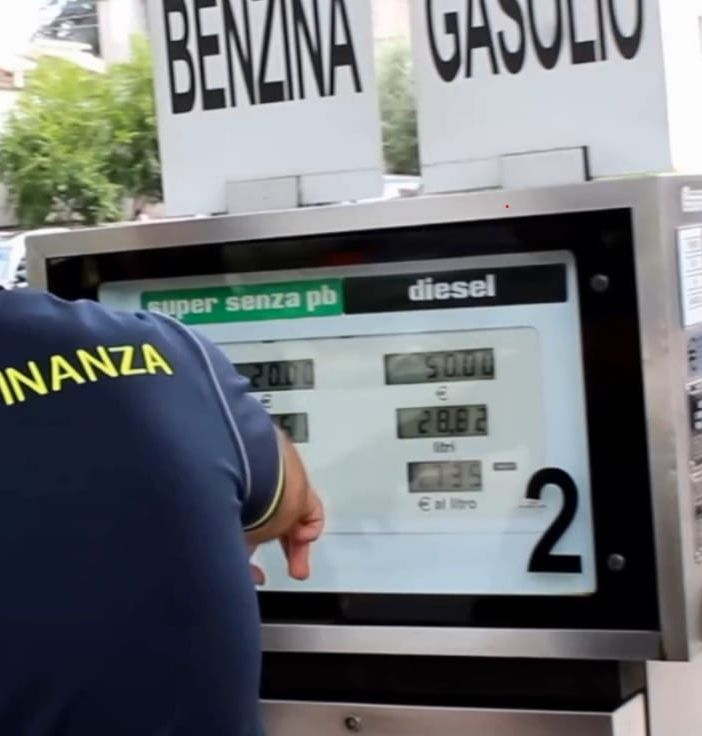 Controlli della Guardia di Finanza alle pompe di benzina