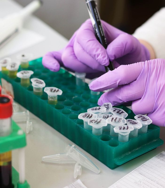 Meno positivi (ma anche meno tamponi) in Piemonte, ancora 14 decessi per il coronavirus