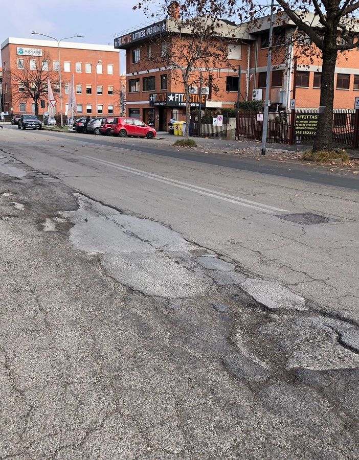 Venaria, in corso Toscana l'asfalto cade a pezzi
