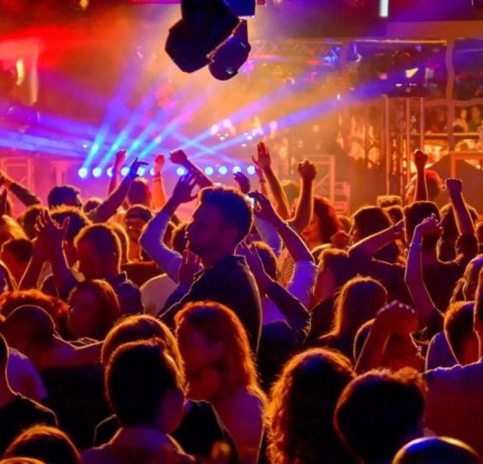 discoteca piena di avventori