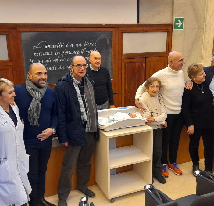 Bilancia, fonendoscopio e scalda siringhe: un aiuto al Sant'Anna
