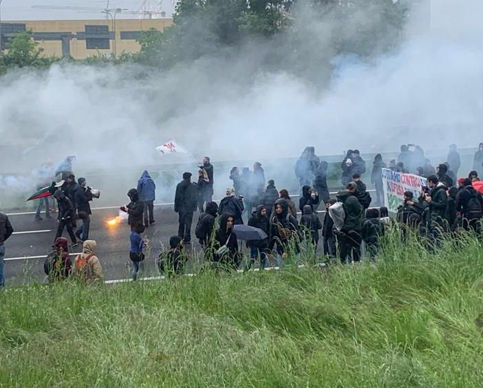 G7 del clima a Venaria, i manifestanti bloccano la tangenziale
