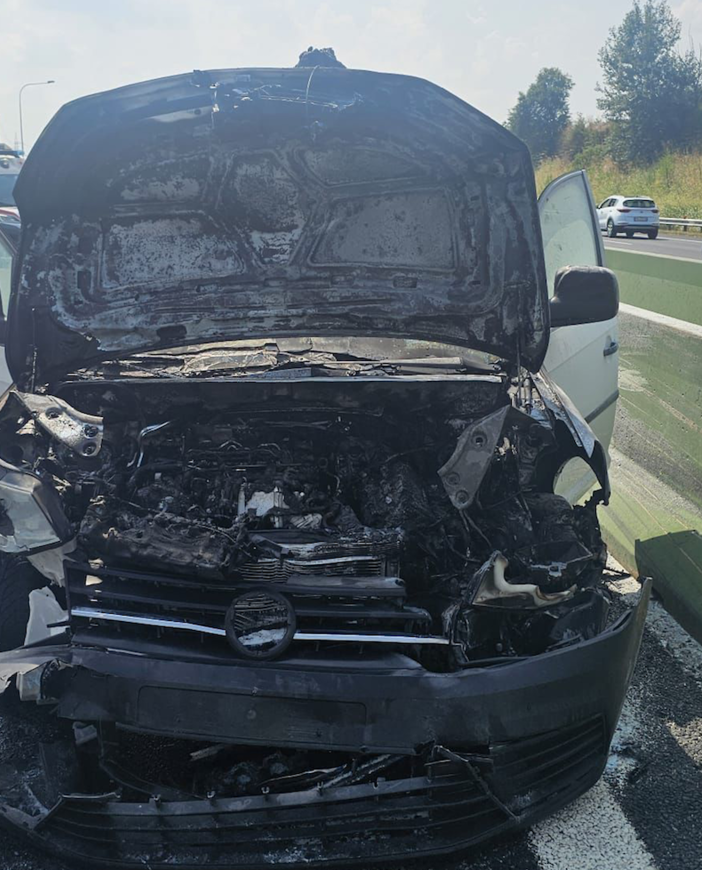 Incidente tra due mezzi sulla tangenziale Nord, uno prende fuoco: tre feriti al Maria Vittoria
