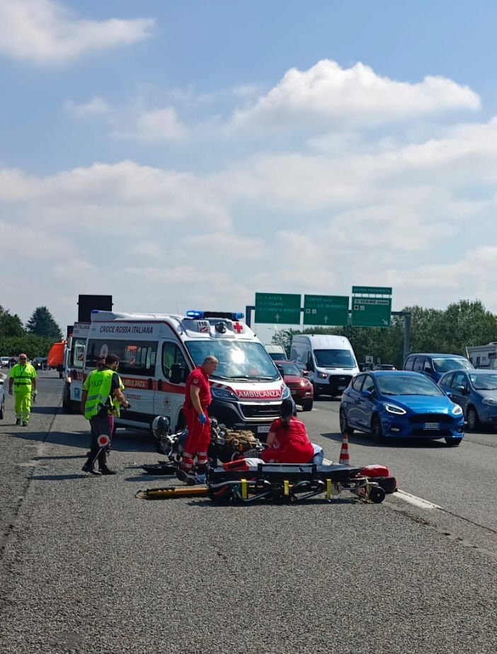 Moto tampona auto in tangenziale: biker in ospedale e rallentamenti
