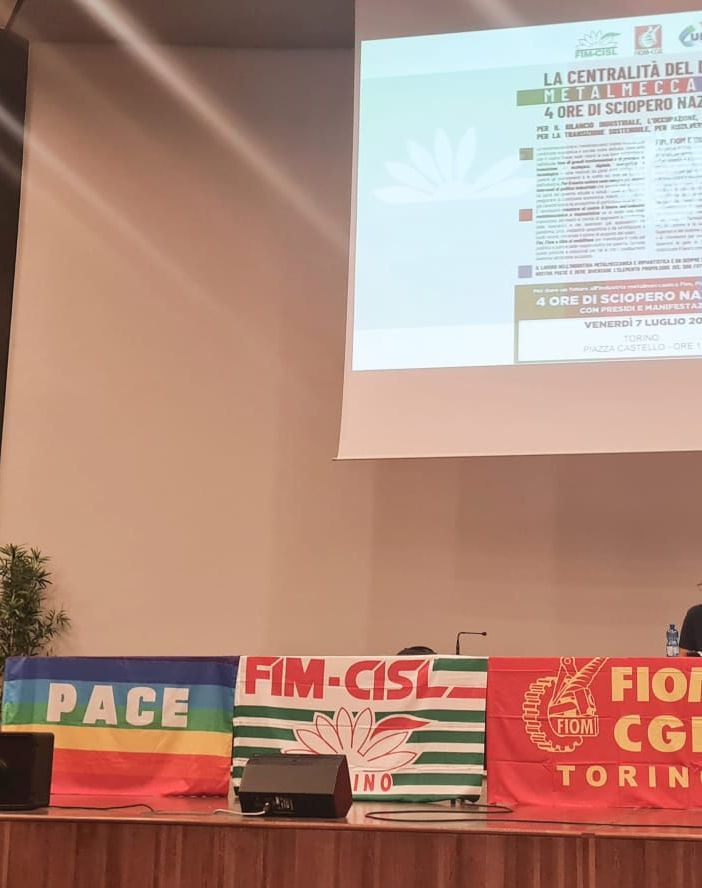 Sindacalisti che parlano a un convegno