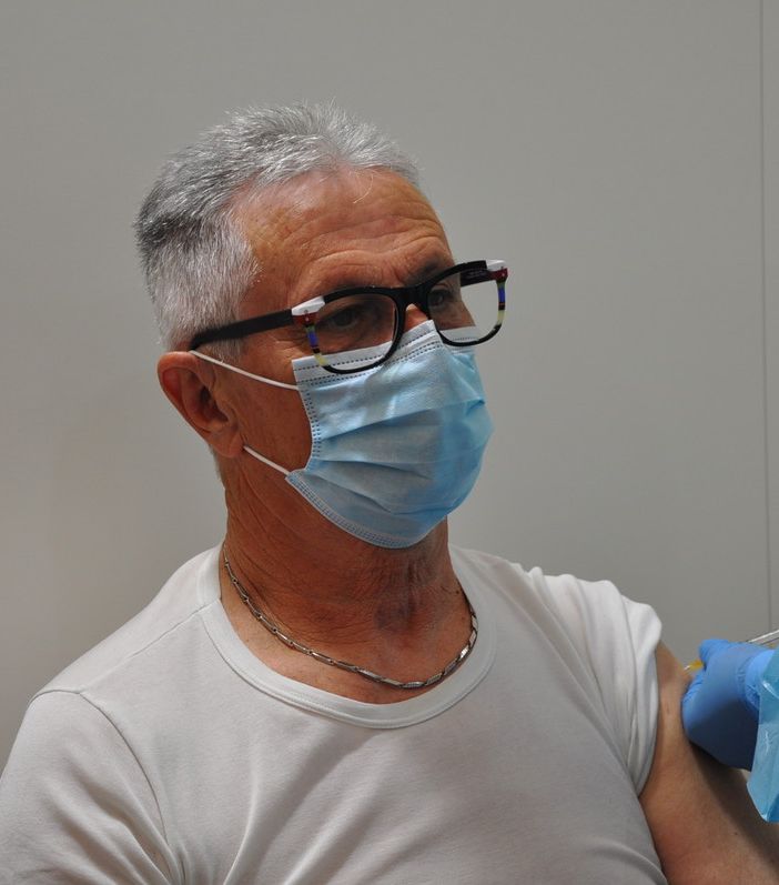 Covid, 18.828 vaccinati oggi, tra cui 12.679 terze dosi. Aumentano i focolai nelle scuole
