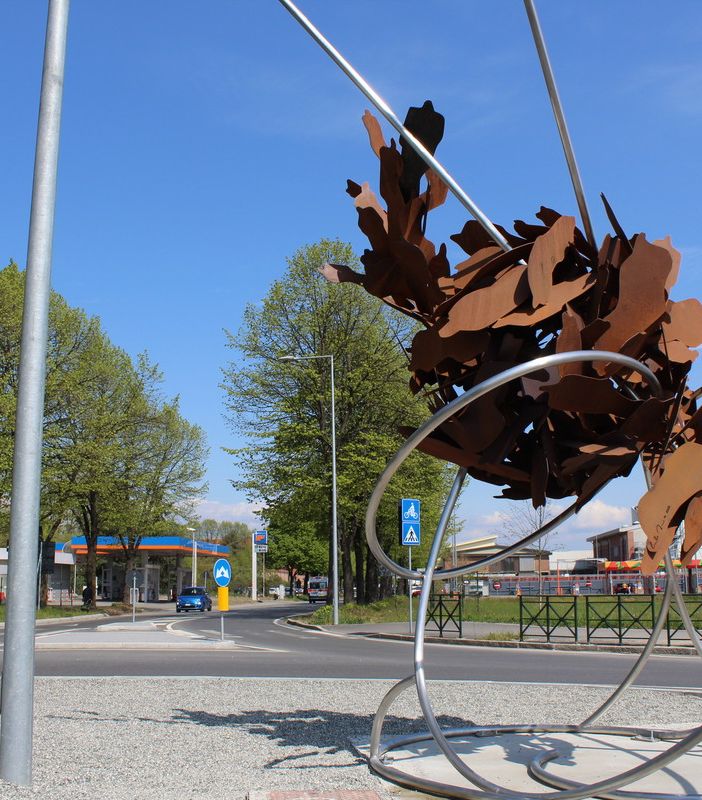 Installata al centro della rotonda tra corso Pastrengo e viale Certosa
