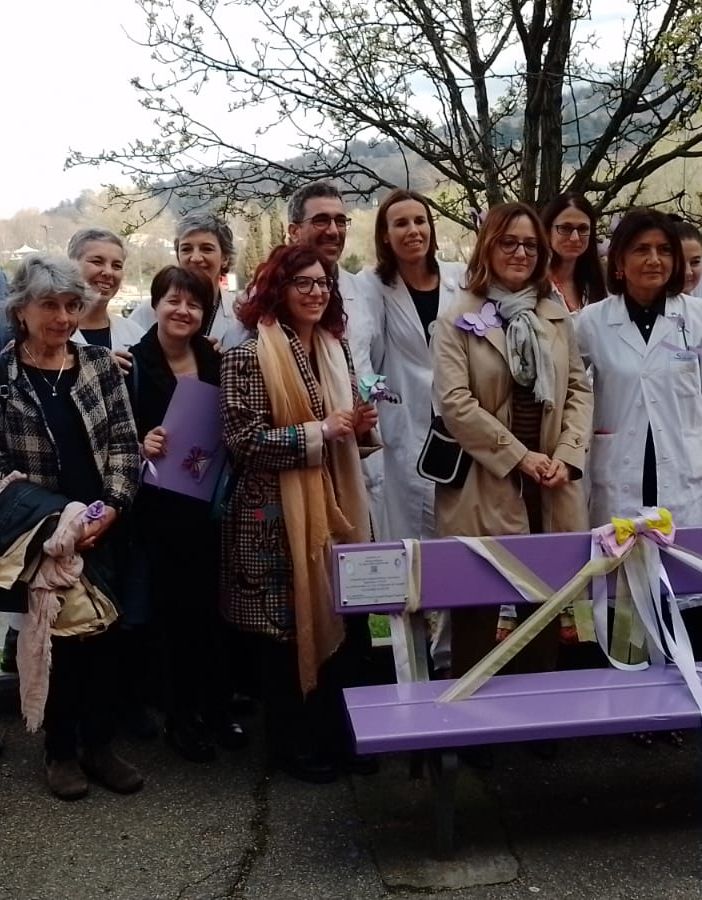 Disturbi alimentari, la panchina viola davanti al Regina Margherita