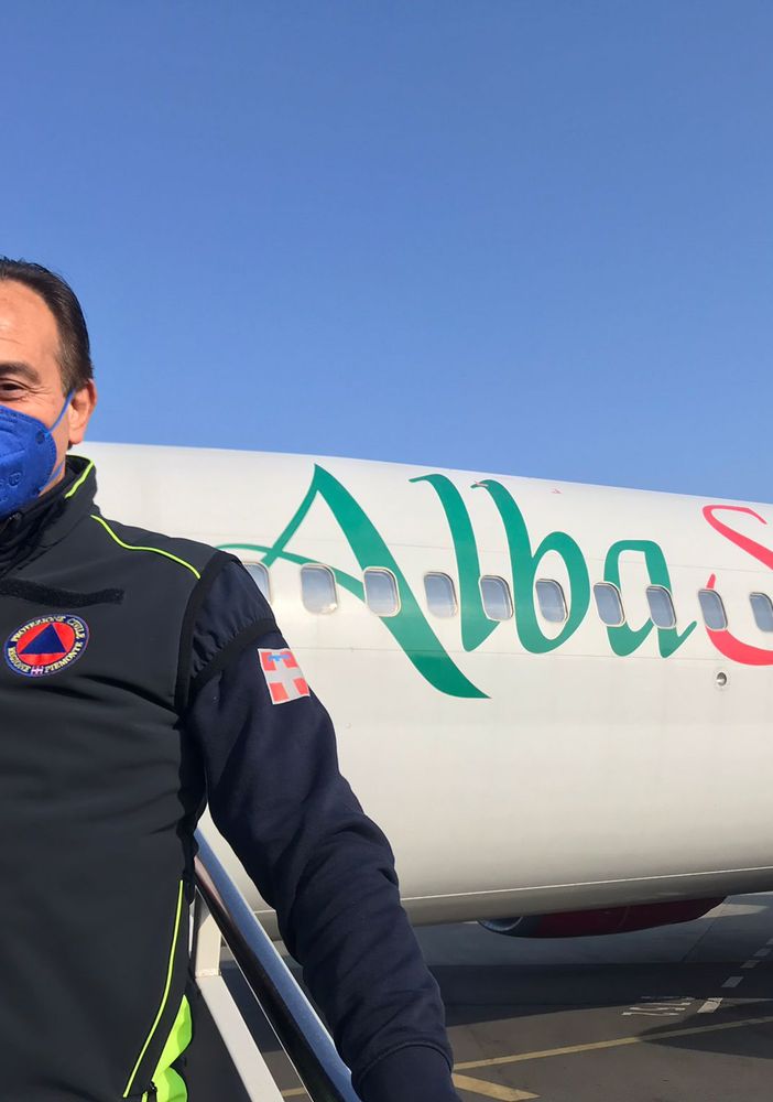 Alberto Cirio sta per salire in aereo