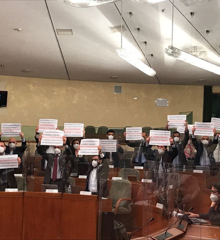Gioco d'azzardo, iniziata in aula la discussione della nuova legge. Ostruzionismo a oltranza e proteste delle opposizioni