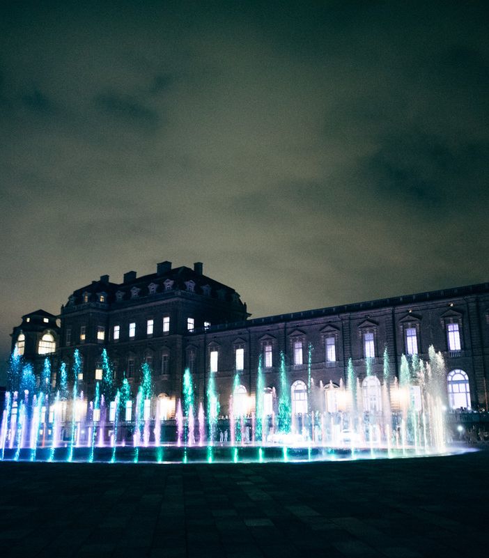 Reggia di Venaria di notte con fontana accesa