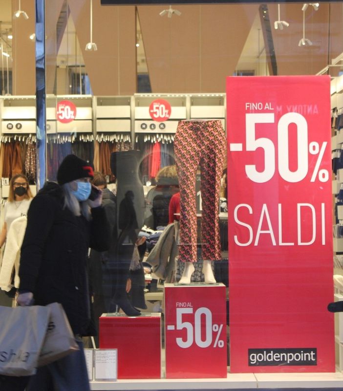 Covid e basse aspettative, la lenta partenza dei saldi a Torino: la speranza è l’Epifania [FOTO]