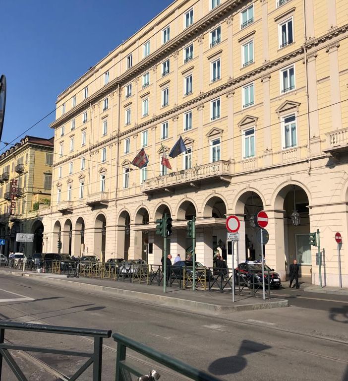 auto delle forze dell'ordine davanti a un albergo del centro