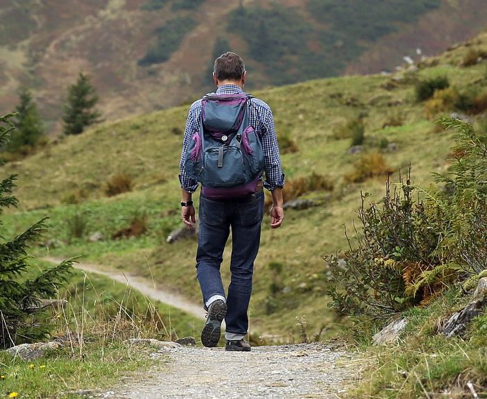uomo che fa trekking in montagna